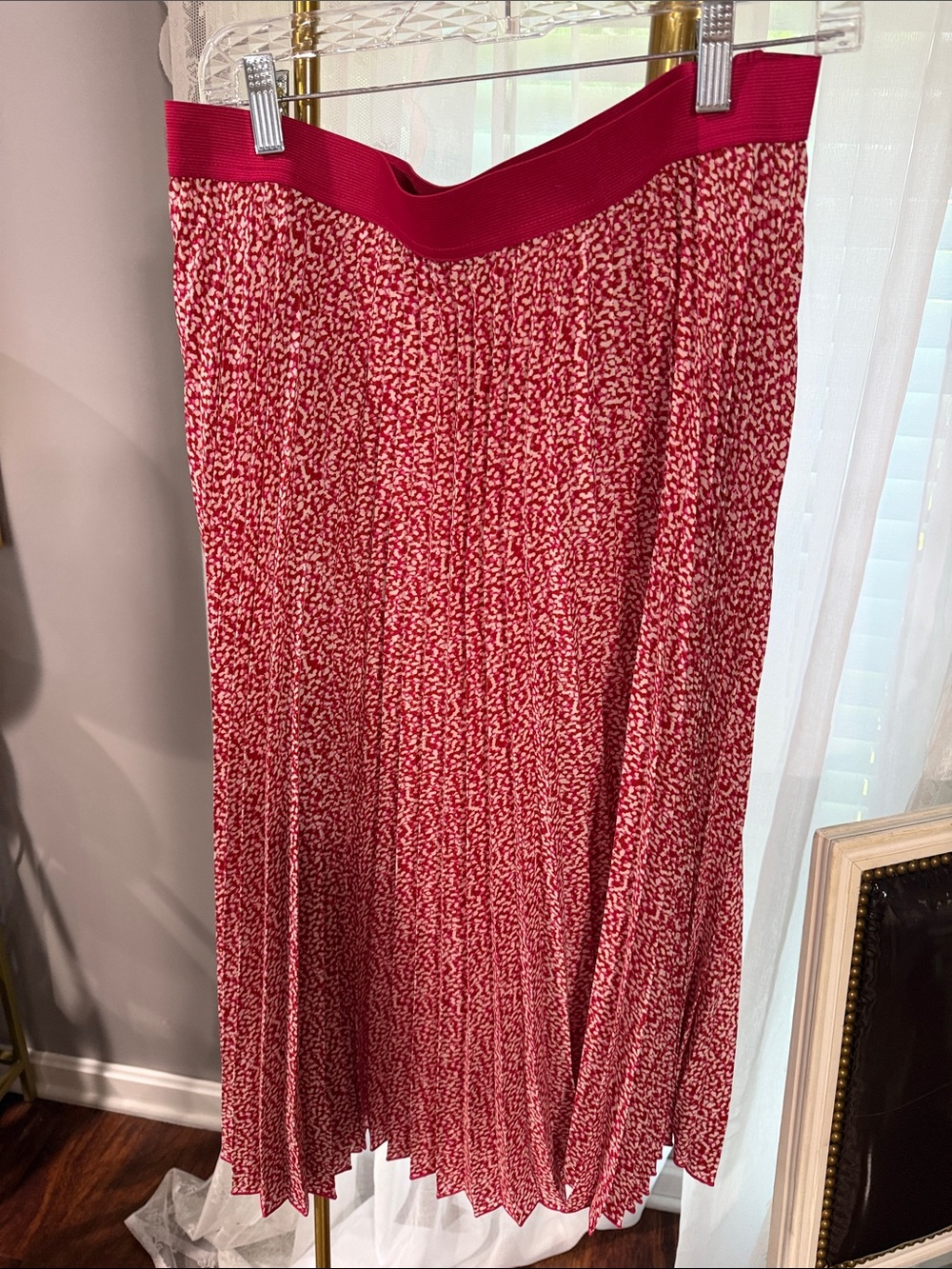 Vince Camuto Red & White Printed Pleated Midi Skirt